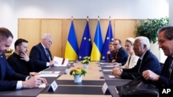 Presiden Dewan Eropa Antonio Costa (dua dari kanan), Presiden Komisi Eropa Ursula von der Leyen (tiga dari kanan), bertemu Presiden Ukraina Volodymyr Zelenskyy (dua dari kiri), dalam KTT Uni Eropa di Brussels, Kamis, 6 Maret 2025. (Geert Vanden Wijngaert, Pool/AP)