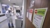 علائم نصب شده روی در اتاق‌های بیمارستان مموریال در جکسون‌ویل، فلوریدا، رعایت ضوابط کرونایی را به همه تذکر می‌دهد 