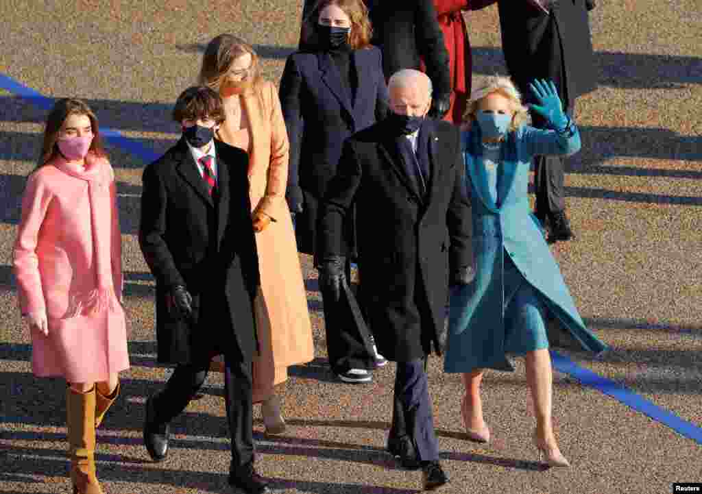 U.S. President Joe Biden, his wife Jill and members of their family walk to the White House during the Inauguration Day parade, in Washington, U.S., January 20, 2021. (REUTERS/Andrew Kelly)