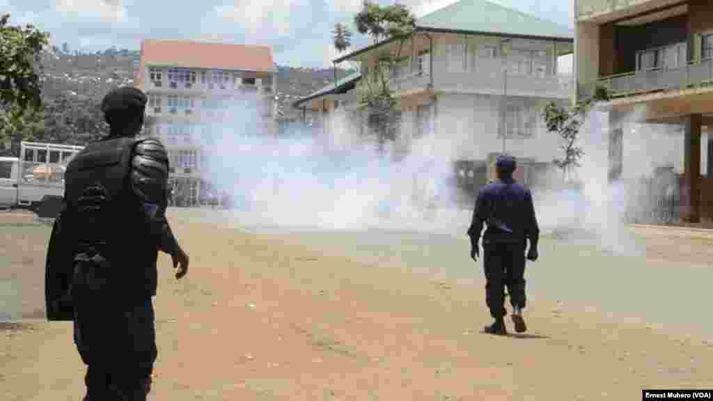 Des gaz lacrymogènes ont été lacé sur les quelques manifestants à Buvaku, le 25 février 2018. (VOA/Ernest Muhero)