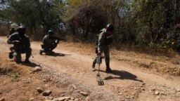 ARCHIVO - Soldados del ejército mexicano muestran una búsqueda de minas antipersonal durante una presentación ante los medios cerca de Naranjo de Chila, en el municipio de Aguililla, estado de Michoacán, México, el 18 de febrero de 2022.