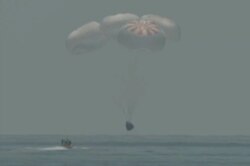 کپسول درگن با چتر فرود در آب‌های خلیج مکزیک نشست - ۲ اوت ۲۰۲۰