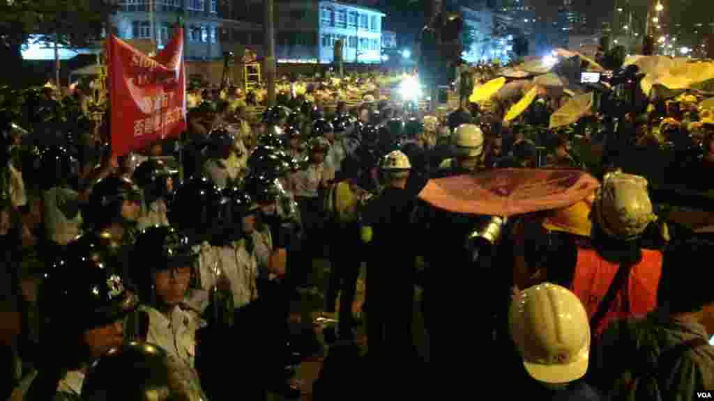 數千香港學生及市民在金鐘集會與警方對峙 (美國之音海彥拍攝)