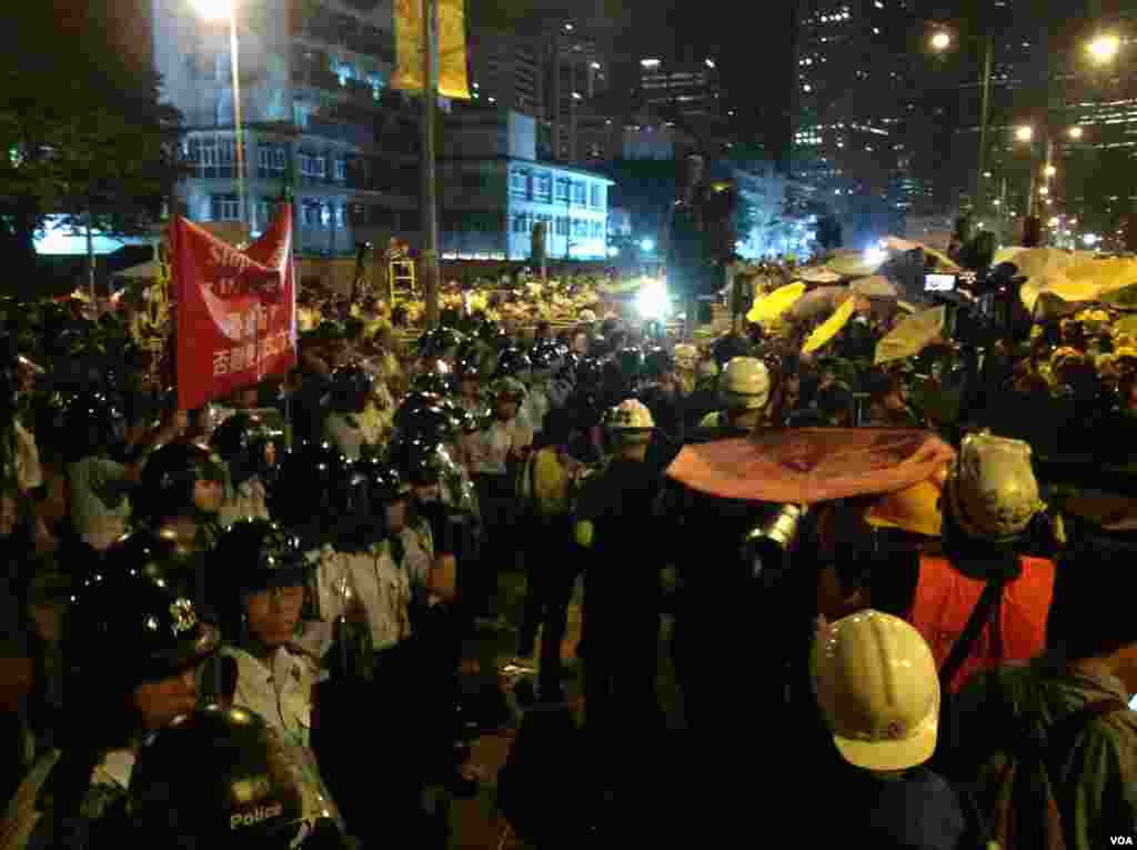 数千香港学生市民在金钟聚会与警方对峙 (美国之音海彦 拍摄) 