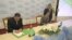 Kepala perusahaan energi Turkmenistan Sahatmurad Mamedov (kiri) dan perwakilan dari Pakistan Mobin Saulat menandatangani dokumen pembangunan jaringn pipa di Avaza, Turkmenistan (23/5)