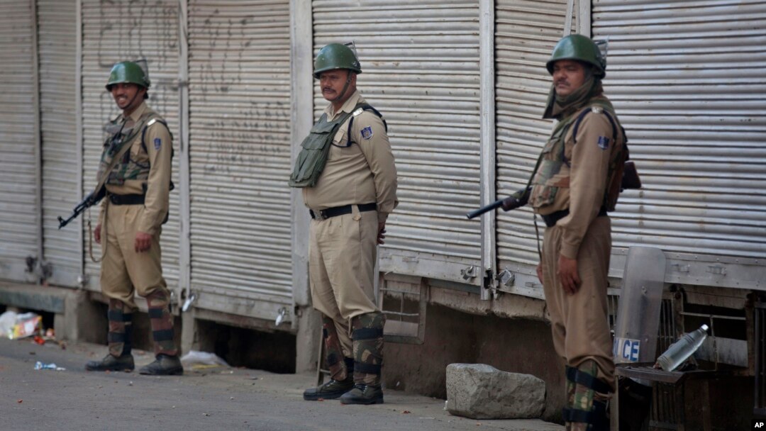 Pasukan keamanan India menerapkan jam malam di Srinagar, ibukota Kashmir-India hari pasca protes rusuh selama tiga hari, Selasa (12/7). 