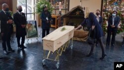 O ultimo adeus. Uma sul-africana toca "o caixão mais barato" com o corpo de Desmond Tutu