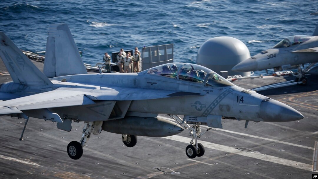 Pesawat tempur US Navy F / A-18 Super Hornet mendarat ke geladak kapal induk AS, USS Ronald Reagan, yang bertenaga nuklir, dalam latihan bersama angkatan laut Korea Selatan dan AS di Laut Barat, Korea Selatan, Rabu, 28 Oktober, 2015. (Foto: dok).