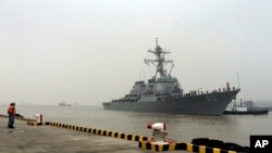 ورود ناوشکن یو اس اس استتم متعلق به نیروی دریایی ایالات متحده به بندر شانگهای چین - ۱۶ نوامبر ۲۰۱۵ 