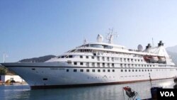 Kapal pesiar Seabourn Legend dengan membawa sekitar 200 wisatawan mancanegara mengunjungi kota Surabaya (27/2).