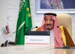En esta foto proporcionada por el Palacio Real de Arabia Saudita, el rey Salman inaugura la cumbre virtual del G20 organizada por su país en medio de la pandemia de COVID-19, en Riad. Sábado 21 de noviembre de 2020.