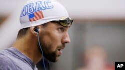 Phelps manejaba a 135 kilómetros por hora en una autopista donde la velocidad máxima es de 72 kph, según la policía.