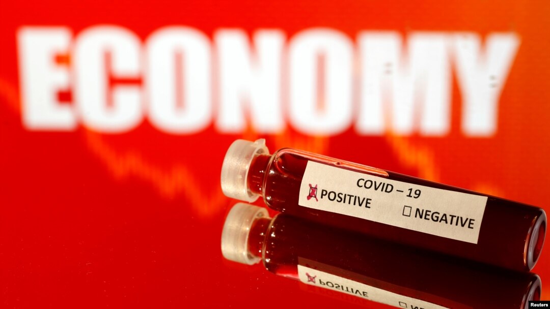 Ampul berisi sampel darah palsu dengan label COVID-19 di depan tulisan "Ekonomi" dalam foto ilustrasi, 11 Maret 2020. (Foto: Dado Ruvic/ilustrasi/Reuters)