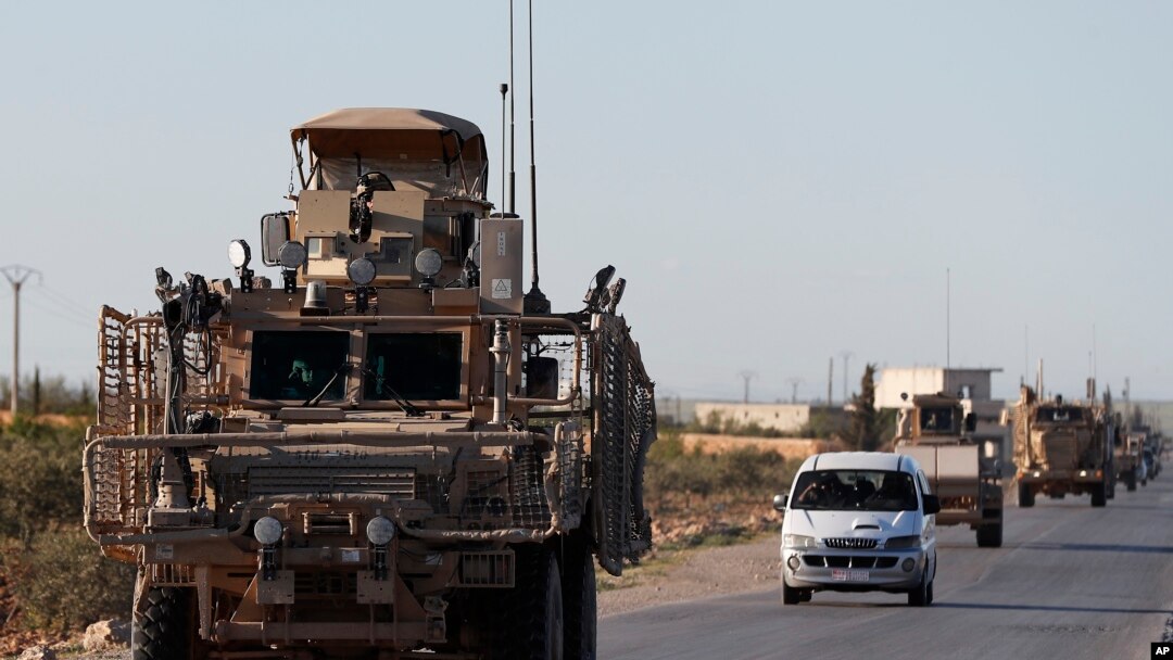 Imiduga ya gisirikare c'Amerika yerekeza mu gisagara ca Manbij, mu buraruko bwa Siriya, itariki 31/03/2018.
