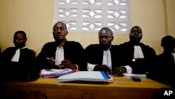 Des avocats de la défense suivent les témoignages des victimes de viol contre leurs clients pendant un procès pour viol de masse dans la ville de Baraka, RD Congo,mercredi le 16 février 2011. (AP Photo / Pete Muller)