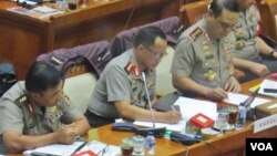 Kapolri Jenderal Polisi Tito Karnavian (tengah) menjelaskan rencana makar yang akan dilakukan oleh 11 orang tersangka dalam rapat kerja dengan Komisi III bidang Hukum DPR RI, Senin 5/12. (Fathiyah Wardah/VOA)