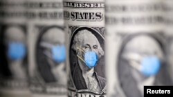 Gambar George Washington mengenakan masker dalam lembar uang dollar dalam foto ilustrasi, 31 Maret 2020. (Foto: Reuters)