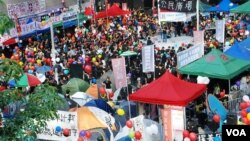 香港反國民教育人士星期六下午的集會主題是「家庭日」，大會在廣場內佈置很多不同顏色的氣球，寓意大家追尋天賦的思想自由空間。