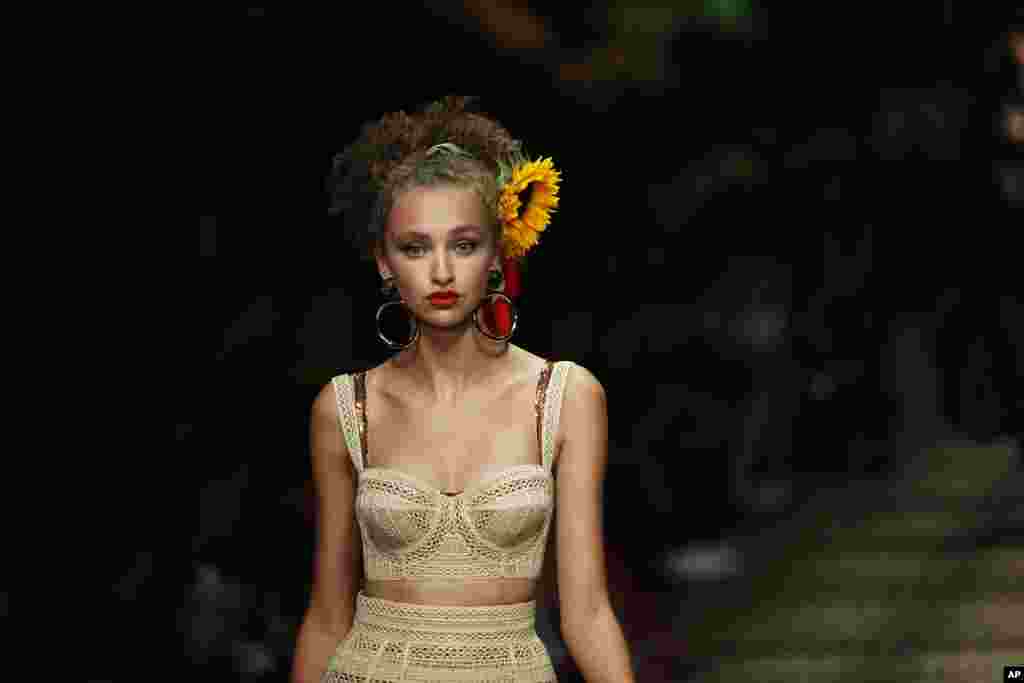 یک مدل در هفته مد میلان ایتالیا با لباسی از برند &laquo;دولچه و گابانا&raquo;. این هفته ایتالیا میزبان لباس های جدید فصل بهار و تابستان&nbsp;۲۰۲۰ است.&nbsp;
