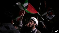 Sejumlah massa menggelar protes anti-Israel di depan Kedutaan Besar Inggris di Teheran, Iran, pada 14 April 2024. (Foto: AP/Vahid Salemi)