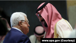 محمدبن سلمان (راست)‌ ولیعهد عربستان سعودی و محمود عباس