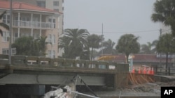 Un bateau déjà endommagé par l'ouragan Helene est échoué sur un pont avant l'arrivée de l'ouragan Milton, à South Pasadena, Floride, le 9 octobre 2024.