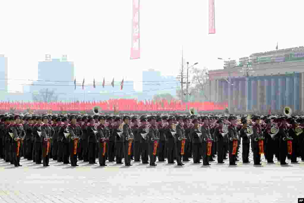 Ban nhạc kèn đồng chơi nhạc quân hành tại cuộc diễn binh ở quảng trường Kim Il Sung, Bình Nhưỡng.(Hình: Sungwon Baik/VOA)