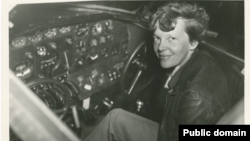 Phi công Amelia Earhart trong buồng lái của phi cơ