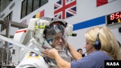 Kandidat astronot NASA, Jessica Watkins, dibantu dalam pakaian antariksa sebelum pelatihan antariksa di bawah air di Laboratorium Neutral Buoyancy NASA Johnson Space Center di Houston, 22 Mei 2019. (Foto: Courtesy: NASA/David DeHoyos)