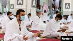 Para jemaah Haji melakukan ibadah di Masjid Namira di Arafah, Arab Saudi pada musim haji tahun lalu (foto: dok). 