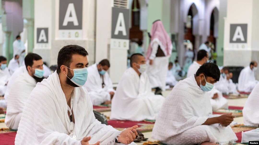 Jemaah haji mengenakan masker dan menjaga jarak sosial saat berdoa di dalam Masjid Namira di Arafat, menandai hari terpenting dalam ibadah Haji, Hari Arafat, di tengah pandemi Covid-19, 30 Juli 2020. 