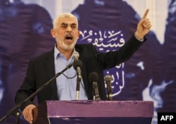 FILE - Kepala sayap politik gerakan Hamas Palestina di Jalur Gaza, Yahya Sinwar, dalam sebuah pertemuan di Kota Gaza, 30 April 2022. (Mahmud HAMS / AFP)