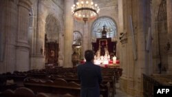 Un hombre asiste a la misa de Pascua celebrada por el sacerdote español Salvador a puerta cerrada en la Colegiata de Santa María la Mayor en Ronda el 12 de abril de 2020, después de que las procesiones de Semana Santa fueron canceladas por el COVID-19.