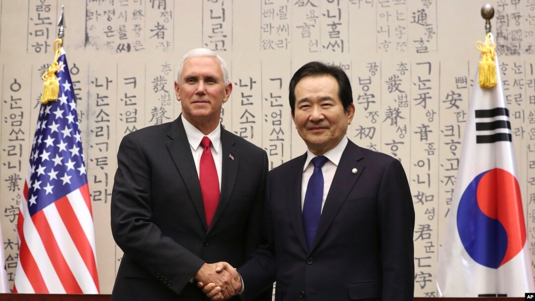 Wapres AS Mike Pence (kiri) bersama Ketua Parlemen Korsel Chung Sye-kyun di Seoul, Korea Selatan, 17 April 2017 (AP Photo/Lee Jin-man)
