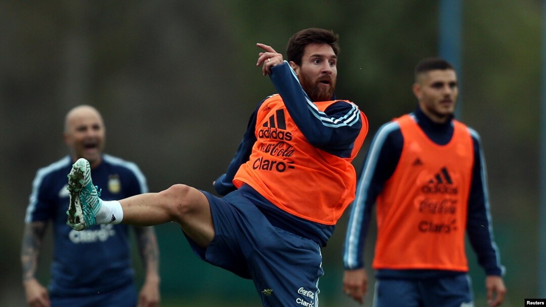 Tim sepak bola nasional Argentina berlatih untuk laga penyisihan Piala Dunia 2018. Bintang sepak bola Argentina, Lionel Messi tampak ikut berlatih di Buenos Aires, Argentina, 28 Agustus 2017.