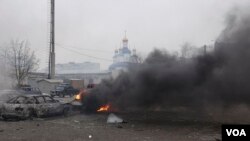 ရုရှားလိုလားသူ သူပုန်တွေရဲ့တိုက်ခိုက်မှုကြောင့် ယူကရိန်းအရှေ့ပိုင်း မာရီပူလ်မြို့အတွင်း မီးလောင်နေတဲ့ ကားတစီး (ဇန်နဝါရီ ၂၄၊ ၂၀၁၅)