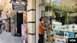 Shutters are lifted and shops spruced up as Delhi's markets open after two months as lockdown restrictions are eased. (Anjana Pasricha/VOA)