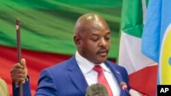 Pierre Nkurunziza, président du Burundi prêtant serment à Bujumbura, Burundi, 20 août 2015. (AP Photo/Gildas Ngingo)