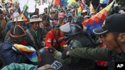 Indígenas de la región de Mallku Kota chocan con la policía durante una protesta en La Paz, Bolivia.