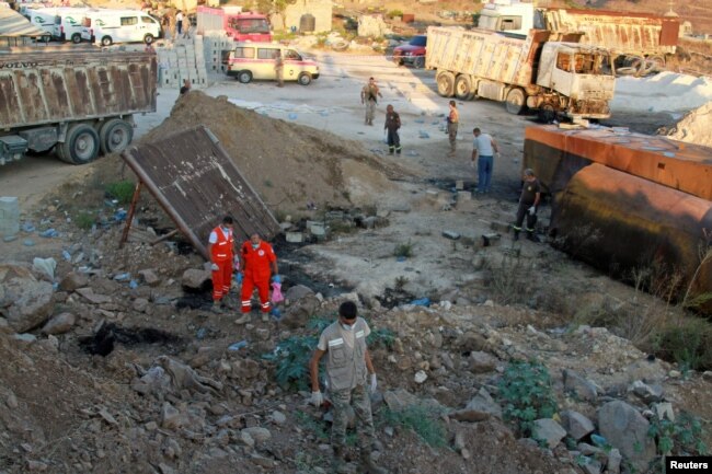 Tentara Lebanon, anggota pertahanan sipil dan penyelamat terlihat di lokasi ledakan tangki bahan bakar, di Akkar, Lebanon utara, 15 Agustus 2021. (Foto: Reuters)