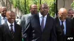 Nhlanhla Nene, au centre, ministre sud-africaine des Finances, et Tom Moyane, à gauche, ministre des Finances de l'Afrique du Sud, et Mcebisi Jonas, ministre adjoint des Finances, lors de la présentation du discours sur le budget au Cap, le 25 février 2015.