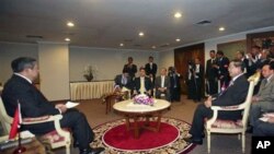 From left, Indonesia's President Susilo Bambang Yudhoyono, Cambodian Prime Minister Hun Sen, right, and Thai Prime Minister Abhisit Vejjajiva , center, sit during a trilateral meeting in Jakarta, Indonesia, May 8, 2011.