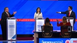 Cuatro candidatos republicanos se preparan para el comienzo del debate de primarias en Tuscaloosa, Alabama, el 6 de diciembre de 2023.