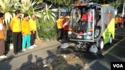 Mobil penyapu jalan untuk mengambil sampah di Solo. (VOA/Yudha Satriawan)