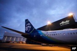 Sebuah pesawat Alaska Airlines Boeing 737 Max 9 dengan penutup pintu menunggu pemeriksaan di hanggar maskapai di Bandara Internasional Seattle-Tacoma, Rabu, 10 Januari 2024. (Foto: AP)