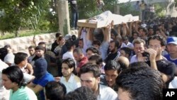 Manifestantes antigubernamentales en Siria participan de los funerales de las víctimas en Dir el Zour.