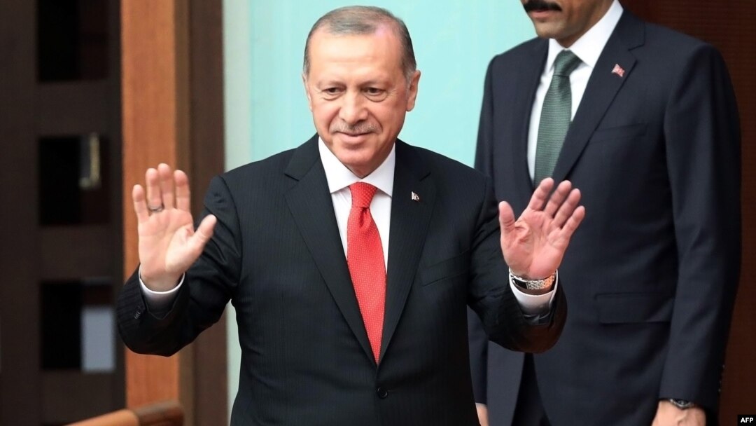 Predsednik Turske, Rečep Tajip Erdogan, pozdravlja poslanike u Ankari, Turska. 7. jula 2018.