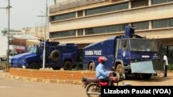 Police à Kampala, le 24 février 2016. 