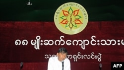 Ông Min Ko Naing, trưởng nhóm Sinh viên Thế hệ 1988, mới được phóng thích, nói chuyện tại một cuộc họp báo ở Rangoon hôm 21/1/12