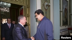 El presidente en disputa Nicolás Maduro saluda al director general de Rosneft, Igor Sechin, en el Palacio de Miraflores, en Caracas, el 27 de mayo de 2015. (Reuters vía Palacio de Miraflores)